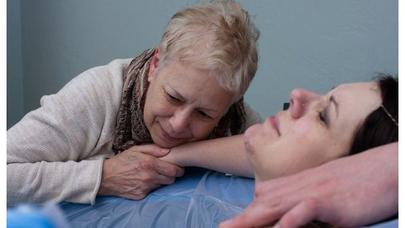 Doğuş vaxtı qızlarını tək qoymayan analar – TƏSİRLİ FOTOLAR